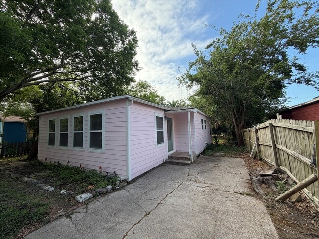 Building Photo - 303 Magnusson Ave