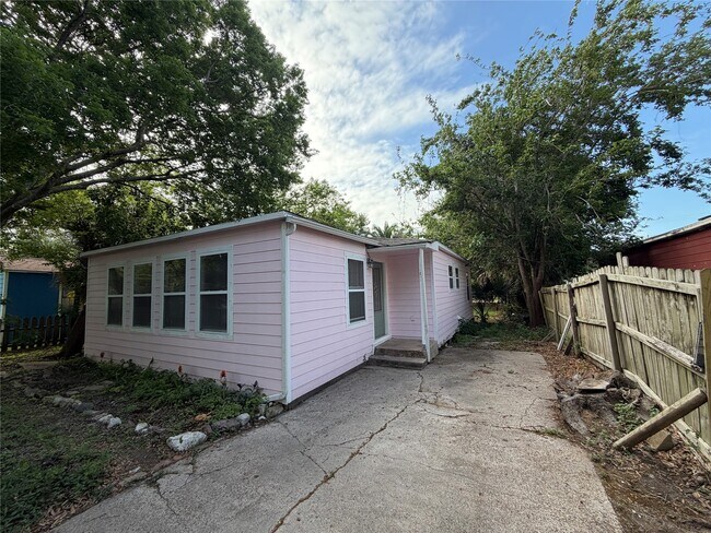 Foto del edificio - 303 Magnusson Ave