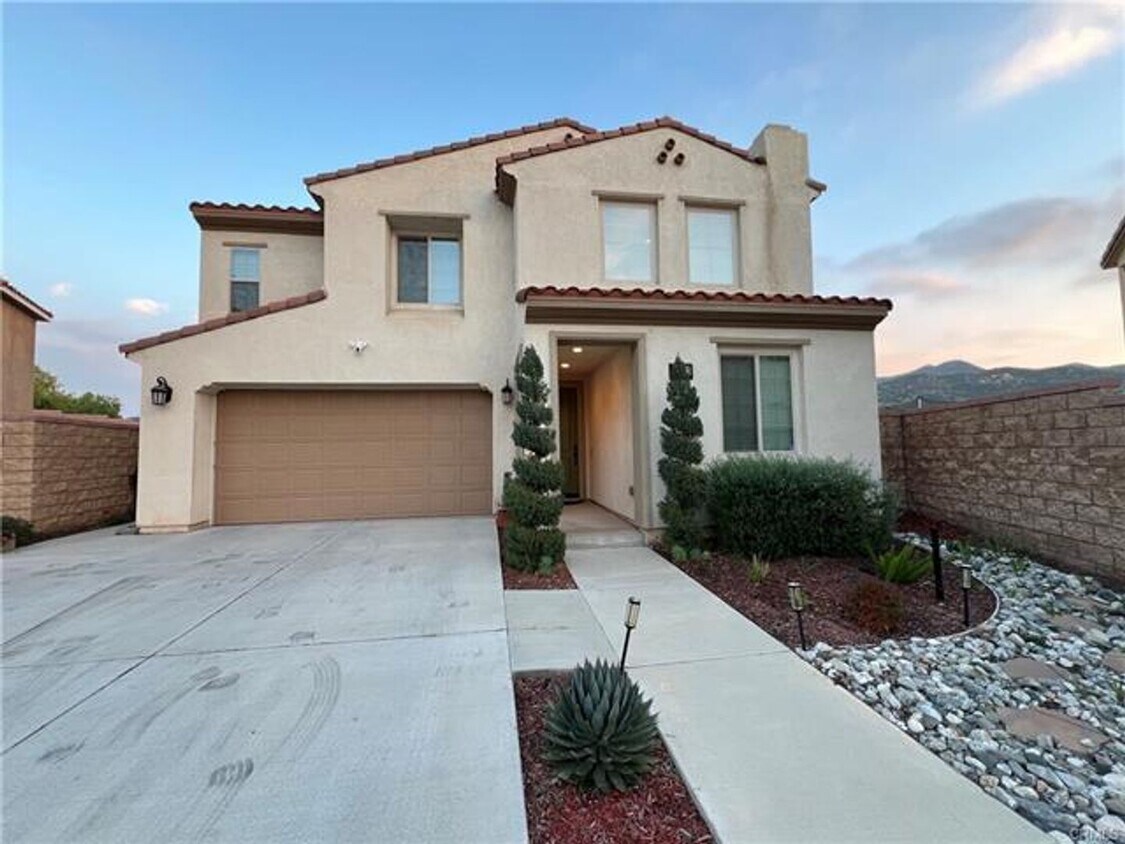Foto del edificio - Beautiful Gated Canyon Hills Community Home