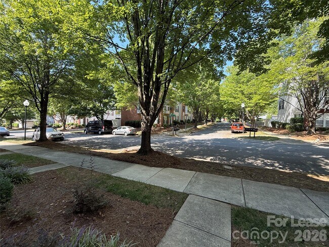 Foto del edificio - 9766 Blossom Hill Dr