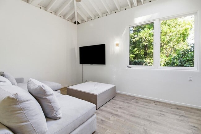 Foto del edificio - 64 Alejandra Ave