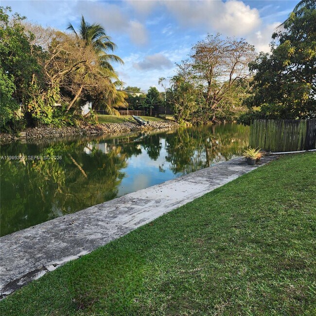 Foto del edificio - 3325 S Lake Dr