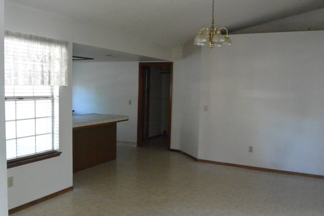Building Photo - Desireable SW area