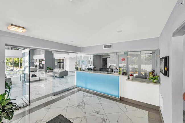 Building Photo - 525 N Ocean Blvd