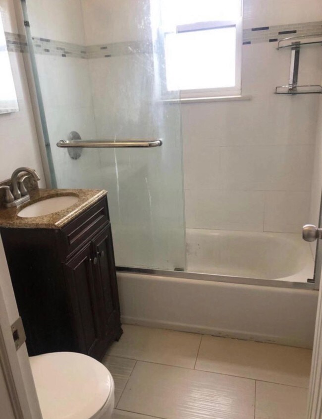Baño completo - 148-07 Booth Memorial Ave