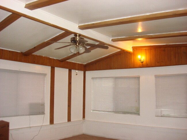 Foto del edificio - 230 S B St