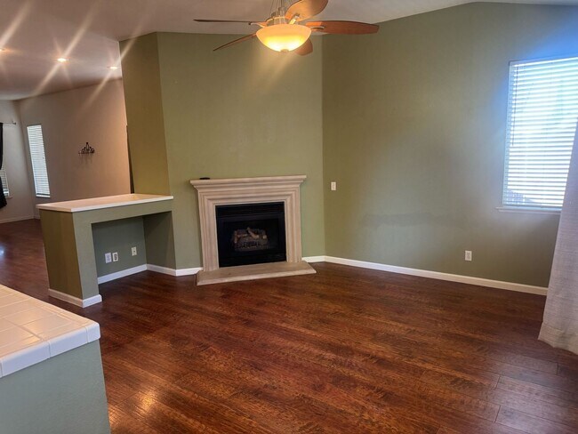 Foto del edificio - Charming 3-Bedroom Home for Rent in Merced...