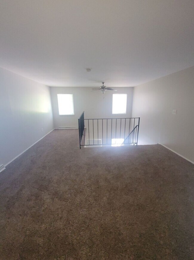 Building Photo - Loft style 1BR, open floor plan! Spacious!