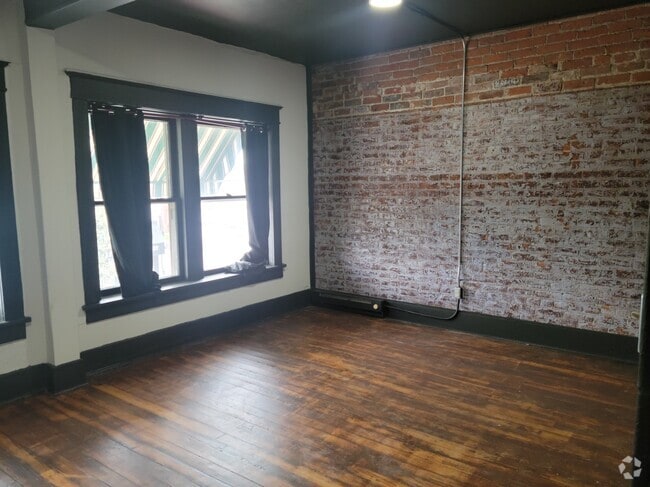 Building Photo - 607 Lincolnway