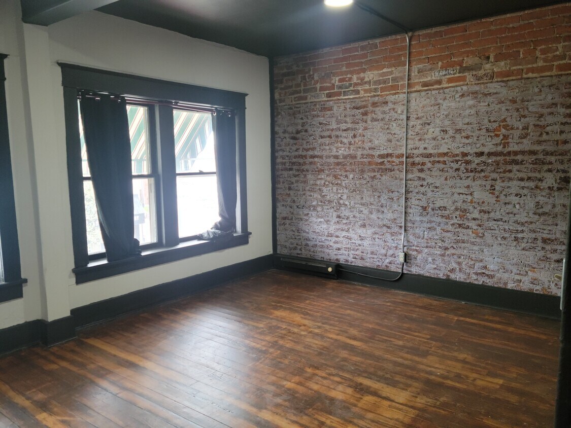 Large Livingroom - 607 Lincolnway