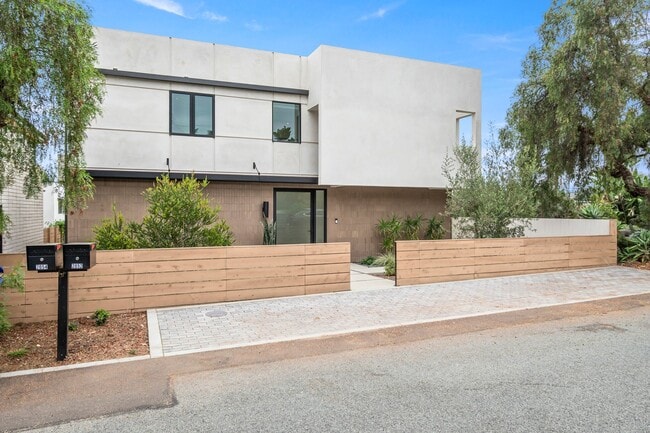 Building Photo - 2052 Montgomery Ave