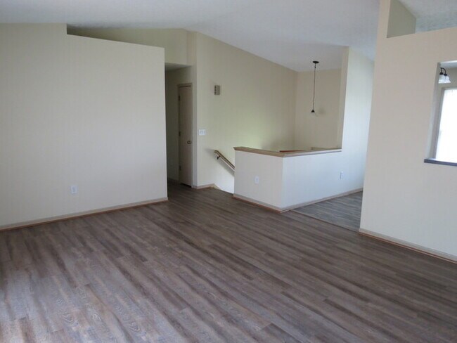 Building Photo - 857 Radbourne Dr