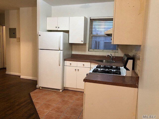 Foto principal - 44-25 Douglaston Pkwy