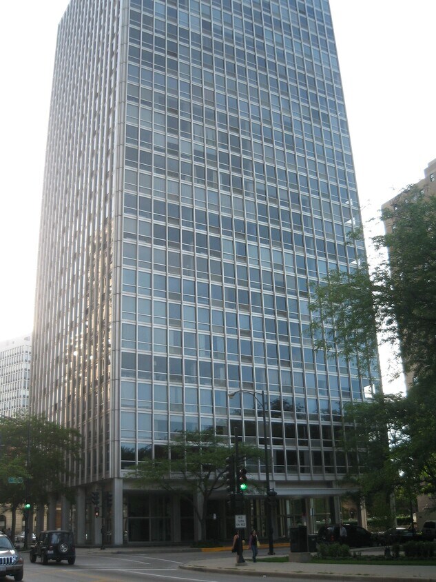 Foto principal - 2400 N Lakeview Ave