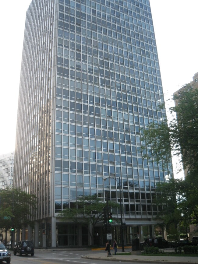 Building Photo - 2400 N Lakeview Ave