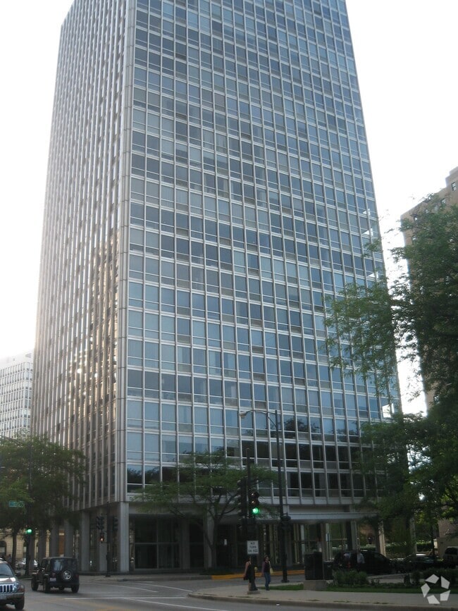 Building Photo - 2400 N Lakeview Ave
