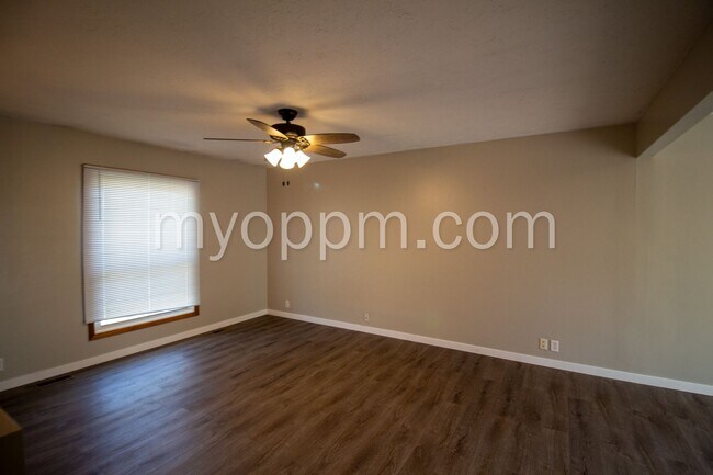 Building Photo - Spacious Omaha Home