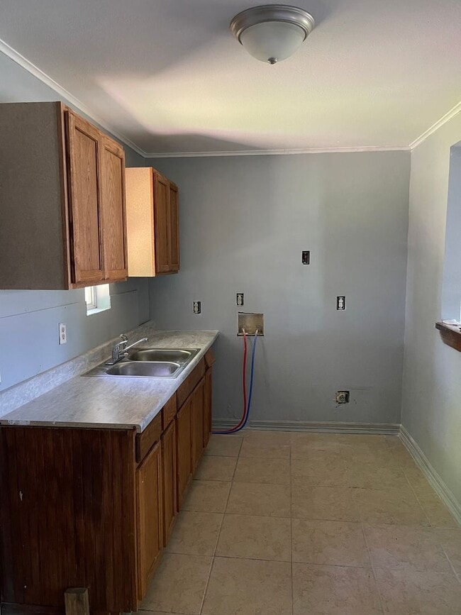 Building Photo - 405 W 76th St