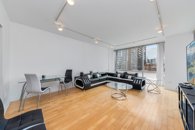 Building Photo - 8 E Randolph St