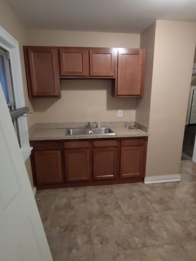 Building Photo - 4 Bedroom 2 bath Bungalow Located Near 7 M...