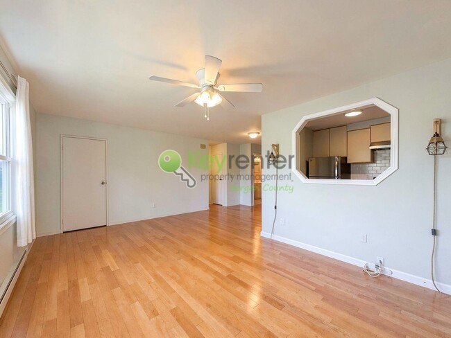 Building Photo - Lake View Apartment in a Peaceful Park Ridge Community
