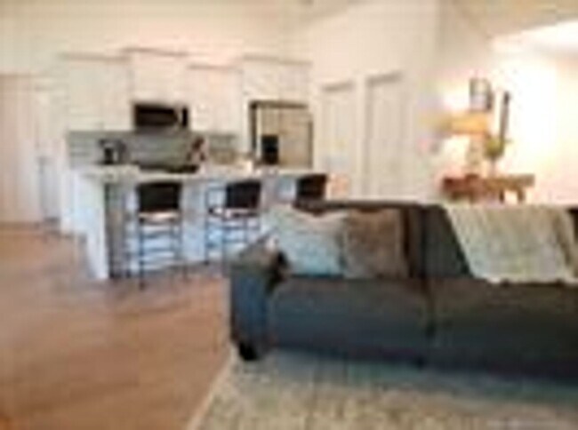 Building Photo - This 3 bed, 2 bath, 3 car, plus an office ...