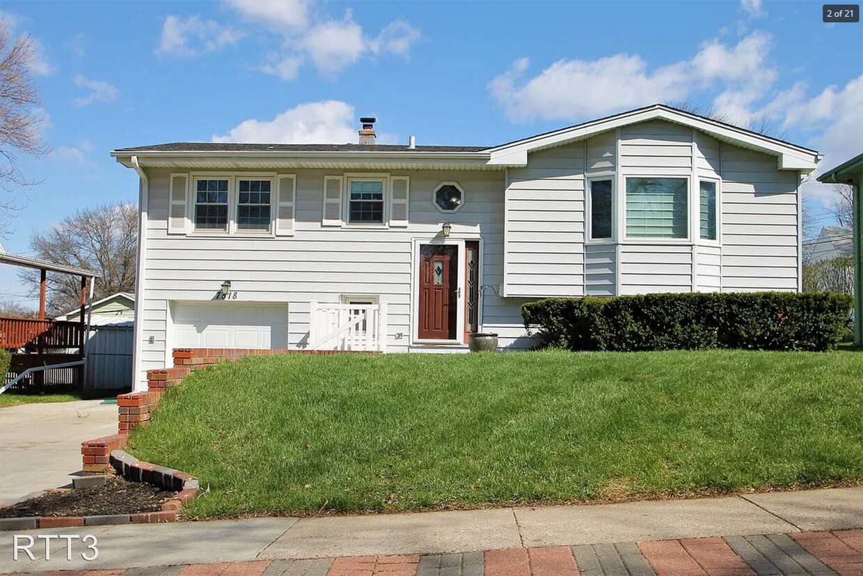 Foto principal - 4 Bedroom / 3 Bath Home off of 72nd and Gr...