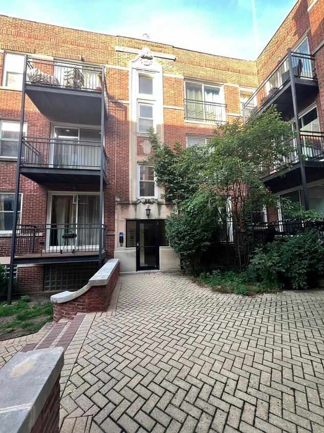 Primary Photo - 3709 N Kenneth Ave
