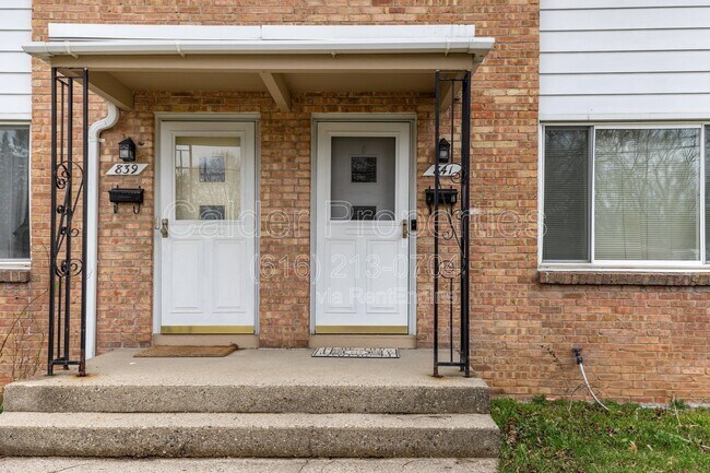 Foto del edificio - 841 Houseman Ave NE