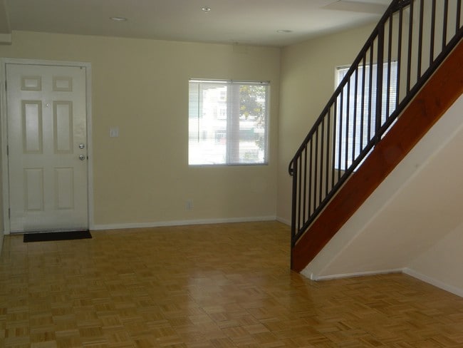 Building Photo - 6136 Eleanor Ave