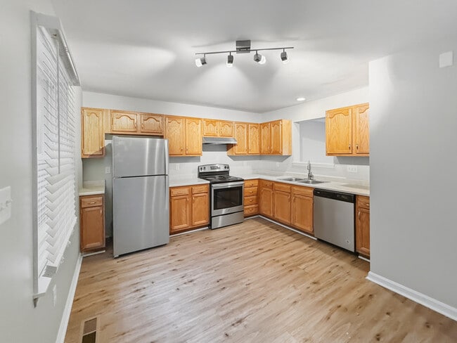 Building Photo - Town Home