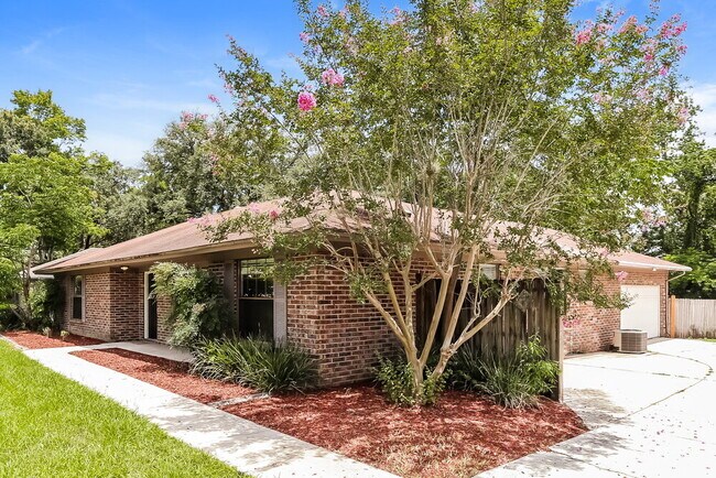 Foto del edificio - 2553 Sandlewood Cir