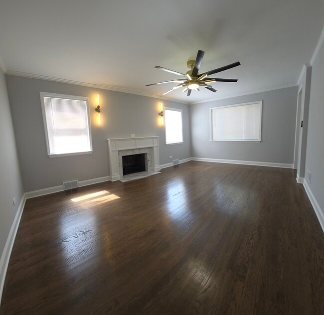 Large living room - 2103 S 20th Ave