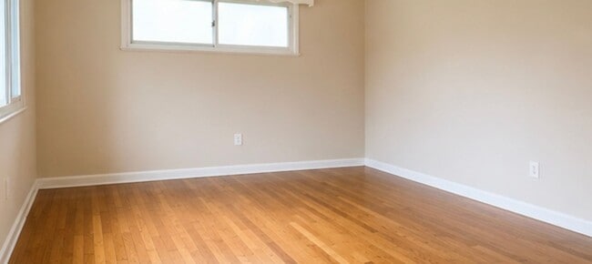 Foto del edificio - Charming 3-Bedroom Home with Hardwood Floors, Garage & Private Patio