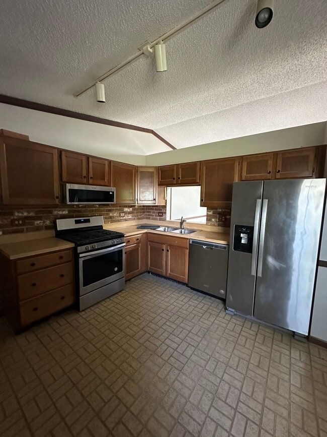 Building Photo - 4480 Shorewood Ct