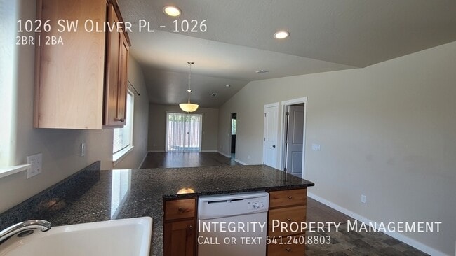 Building Photo - 1026 SW Oliver Pl