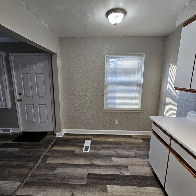 Building Photo - 3 Bedroom, 1 Bath Ranch w/ Fresh Updates Throughout. Spacious Living Room w/ New Laminate Floorin...