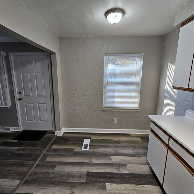 Foto del edificio - 3 Bedroom, 1 Bath Ranch w/ Fresh Updates Throughout. Spacious Living Room w/ New Laminate Floorin...