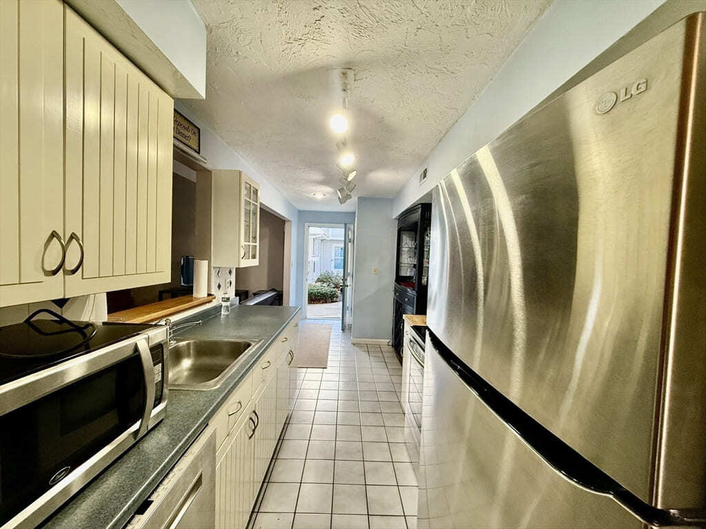 Primary Photo - 197 Lake St