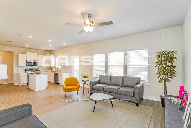 Building Photo - 900 Juniper Ln