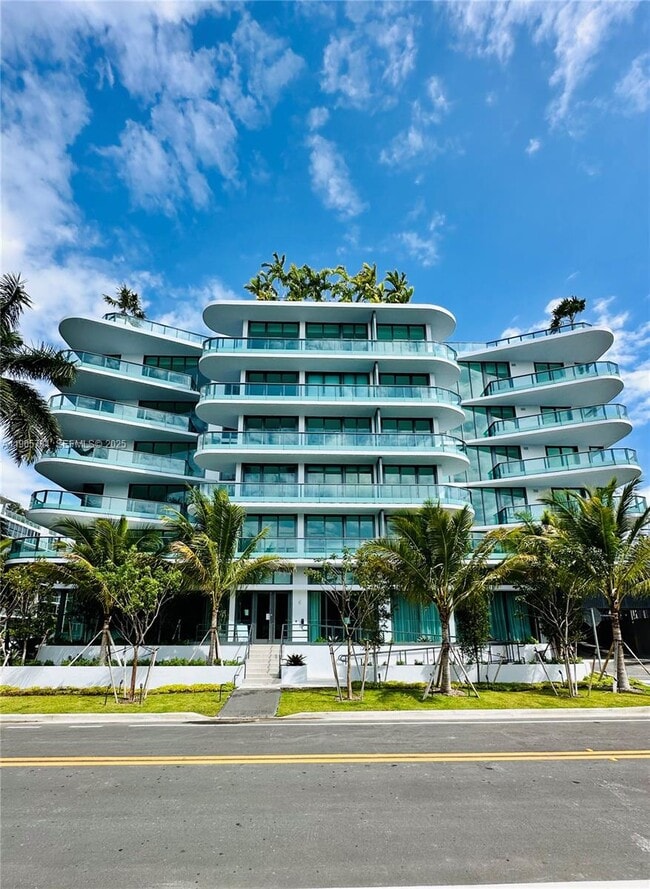 Building Photo - 9901 W Bay Harbor Dr