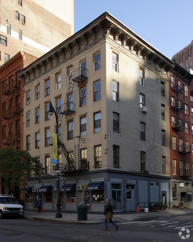 Primary Photo - 325-327 Greenwich St
