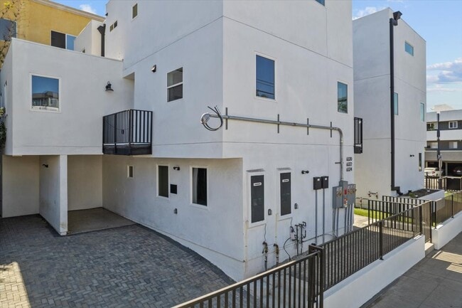 Building Photo - 6322 Willoughby Ave