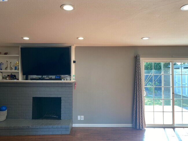 Building Photo - 25 Casper St