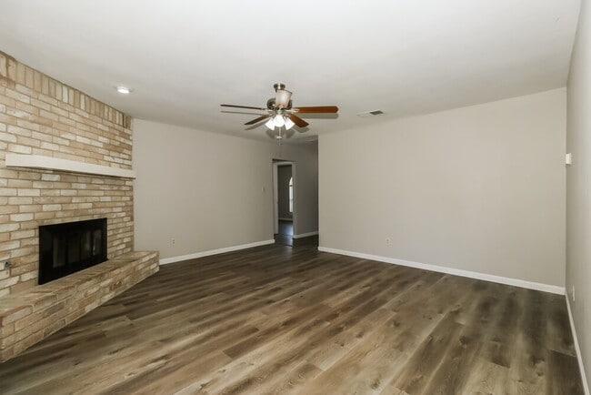 Building Photo - 114 Cloverleaf St