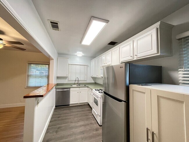 Building Photo - Adorable Burbank Home!