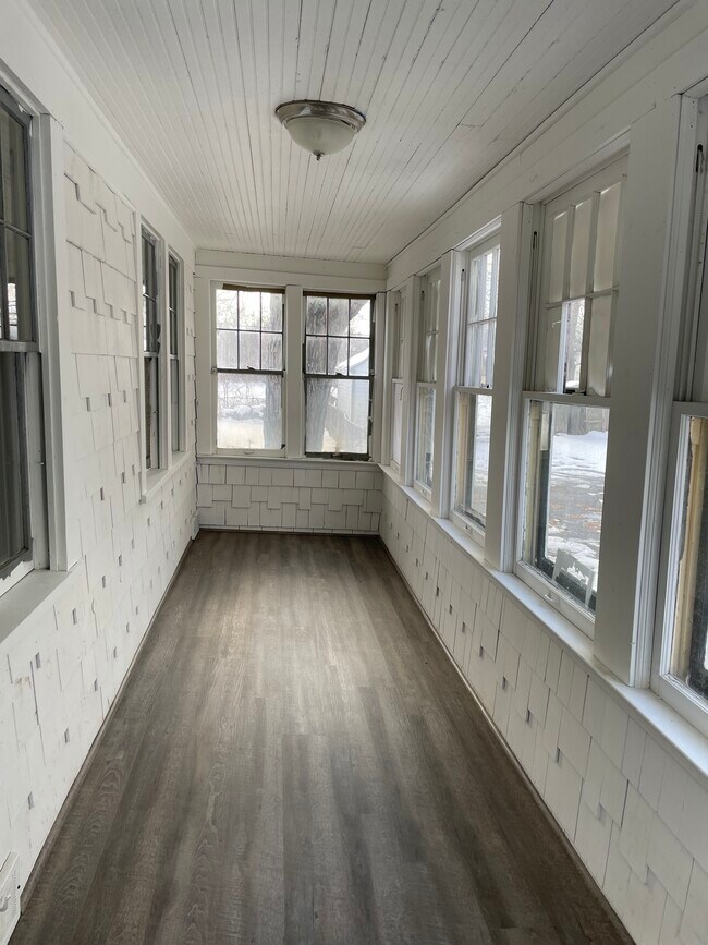 Área adicional climatizada fuera de la sala de estar - 592 E Montcalm St