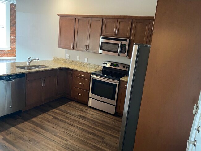 Building Photo - 1534 River Dr