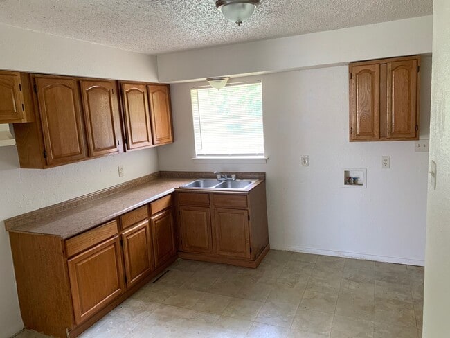 Building Photo - COMING SOON! Charming 3-bed 1- bath in Dal...