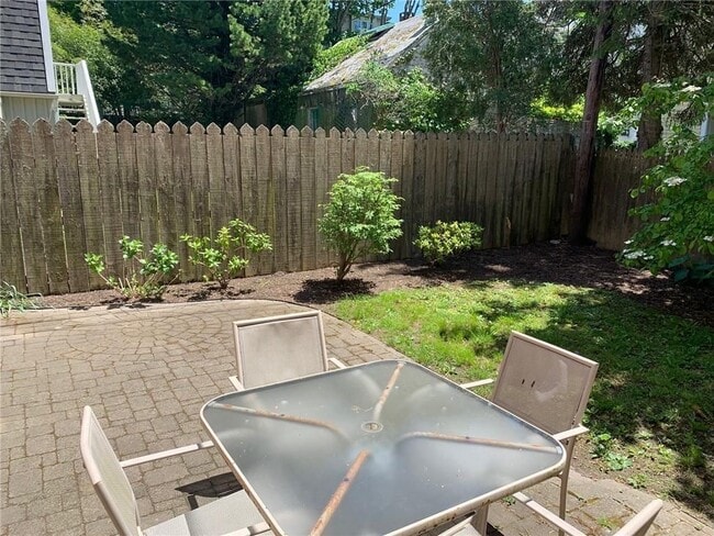 Building Photo - 27 Young St